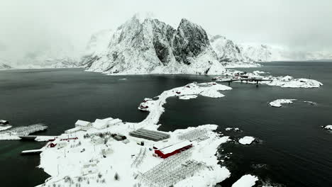 Pintoresco-Pueblo-De-Pescadores-Rodeado-De-Espectaculares-Montañas-Cubiertas-De-Nieve,-Drone