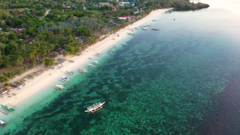 imágenes aéreas cinematográficas del hermoso océano turquesa, playa blanca, palmeras, isla carabao en romblon, filipinas