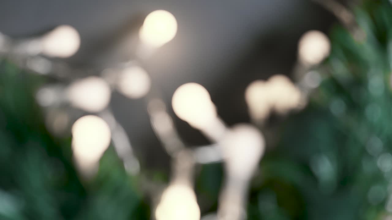 el fondo espaciado festivo del año nuevo con guirnaldas. bombillas de navidad parpadeantes cambiando la velocidad de parpadeo