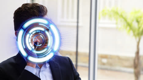 animación del círculo de procesamiento sobre empresario caucásico usando teléfono inteligente en la oficina