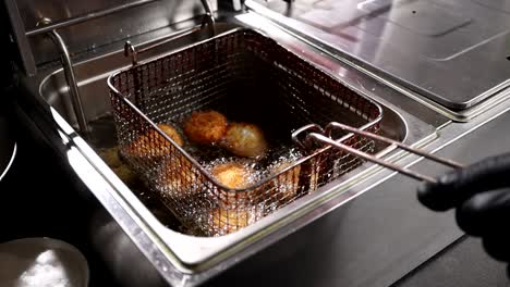 freír alimentos en una freidora comercial