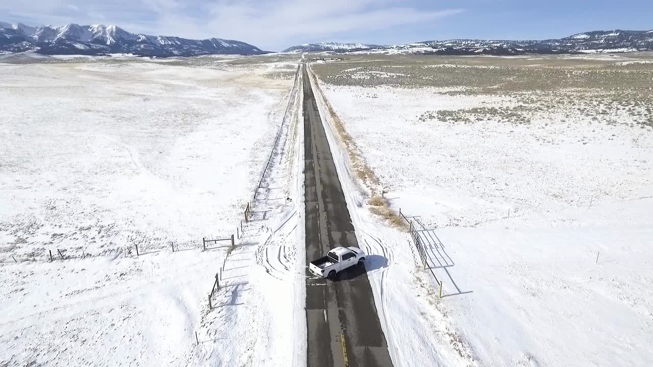 카메라가 위로 기울어져 도로 앞에 높은 산이 보입니다.