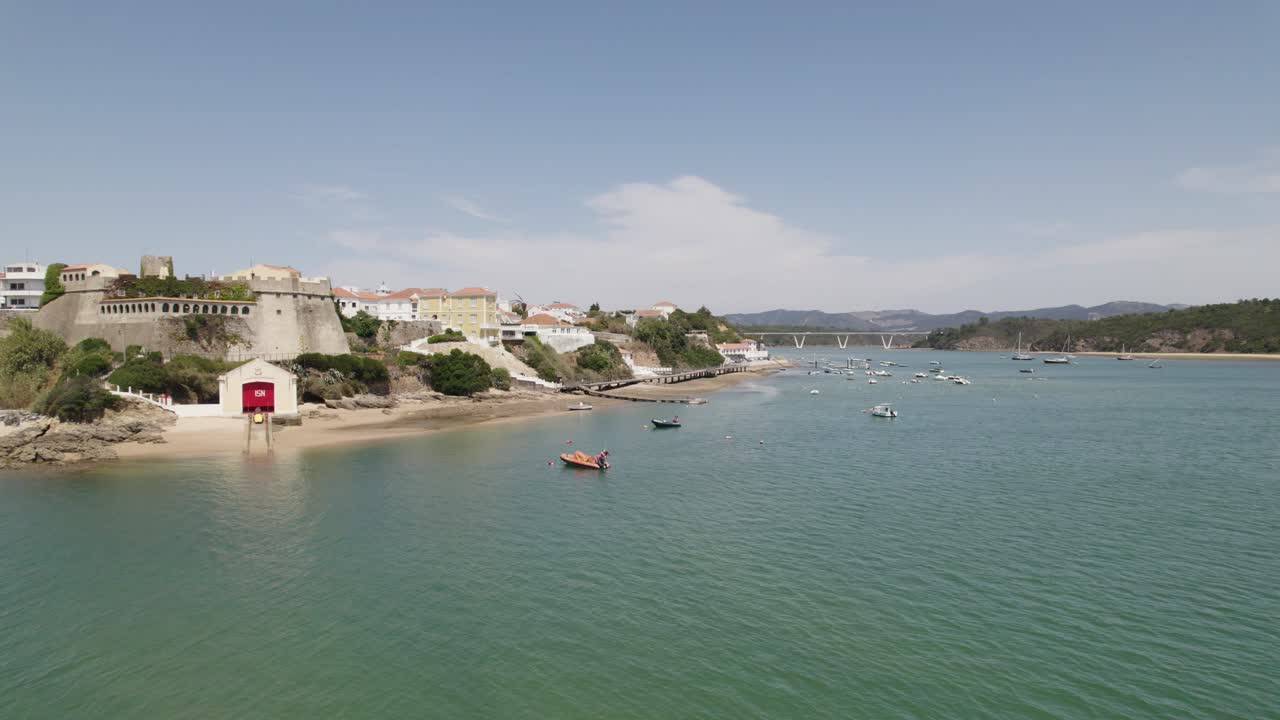 drones volando sobre pequeñas embarcaciones amarradas en el río mira, pintoresca costa de vila nova de milfontes