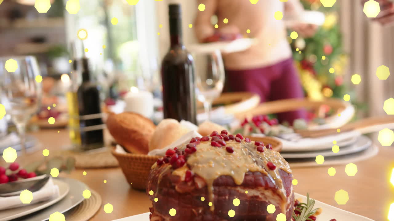 Animatie van lichtvlekken over een tafel die thuis is gedekt voor het kerstdiner