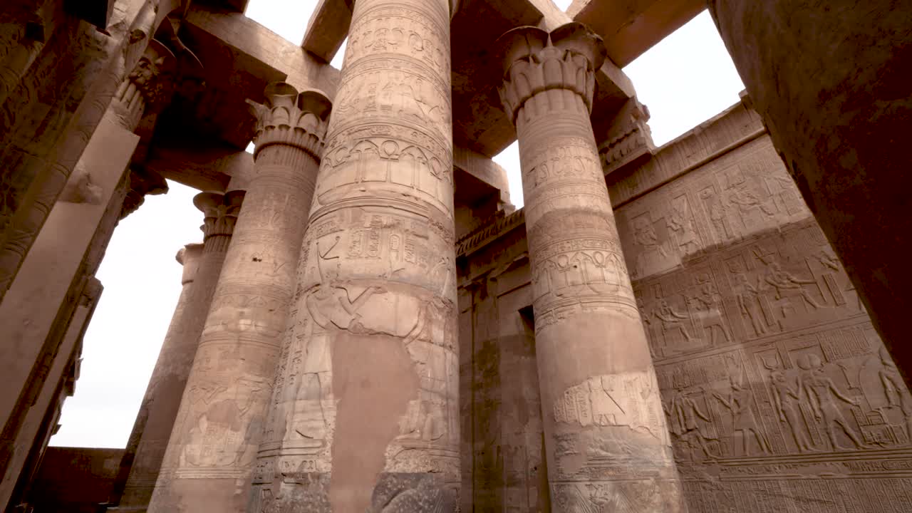vista de enormes columnas y paredes en un antiguo templo en kom ombo, egipto