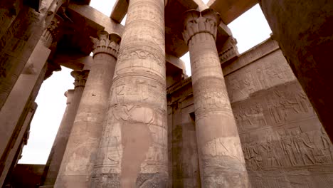 vista di enormi colonne e pareti in un antico tempio a kom ombo, in egitto