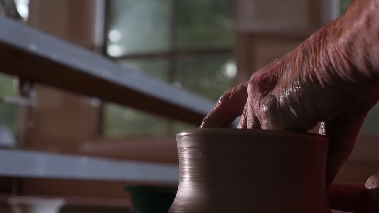 artista artesanal de cerámica hecha de arcilla en una rueda