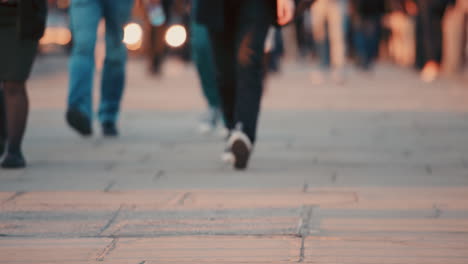 Multitud-Anónima-De-Personas-Caminando-Viajeros-Calle-De-La-Ciudad-De-Londres-Cámara-Lenta