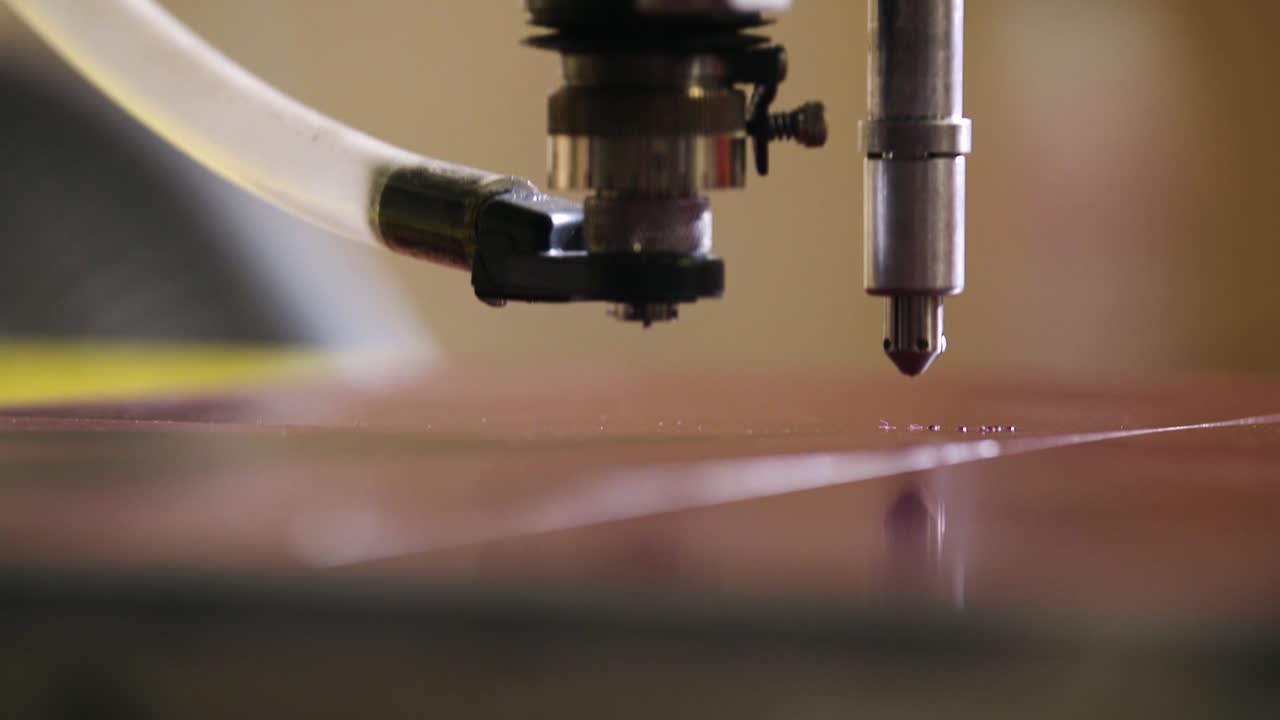 un cortador braille inserta pequeños puntos braille en la señalización en una máquina de grabado braille