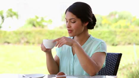 Mujer-De-Negocios-Tomando-Cafe