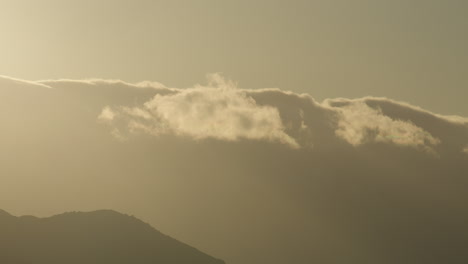 Schwenkzeitraffer-Des-Sonnenuntergangs-Hinter-Wolken-Und-Bergen