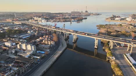 antena de tráfico carretero y zona industrial por agua en buenos aires.