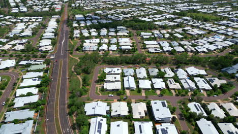 Drone-Aéreo-De-Un-Suburbio-Familiar-Residencial-Con-Techos-Blancos-Uniformes-Y-Paneles-Solares-En-Muirhead-Nt-Cerca-De-La-Costa-De-Australia