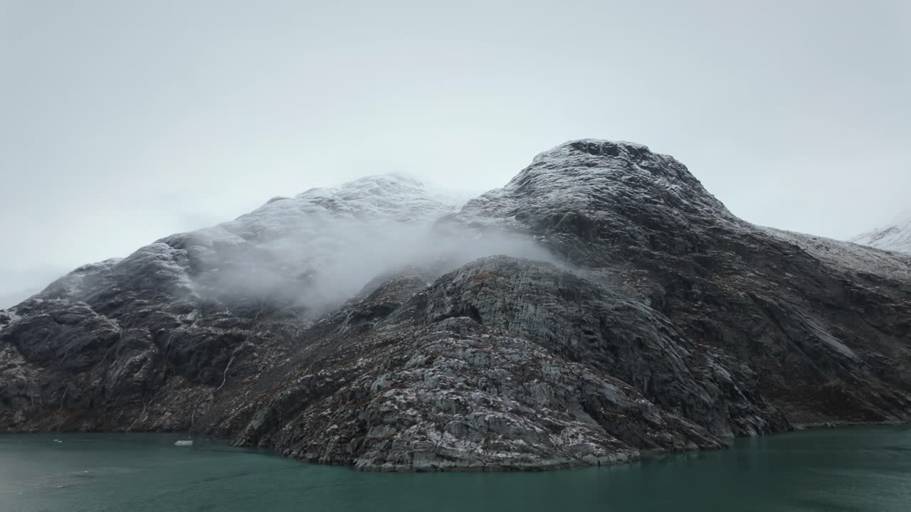 Gimbal-opptak fra et skip i bevegelse av tåkete fjell i det iskalde nord i Glacier Bay, Alaska. 4K