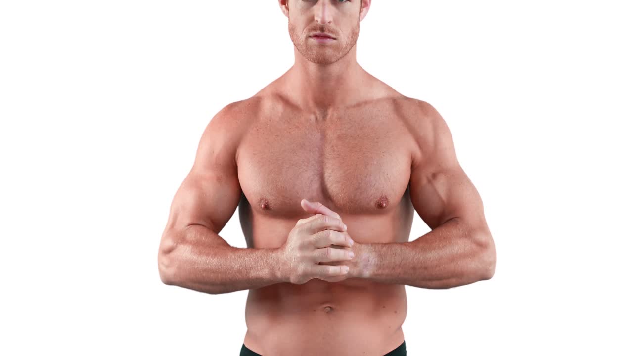 hombre musculoso flexionando sus músculos