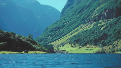 altas montañas cubiertas de bosques que se elevan sobre el fiordo de naeroy