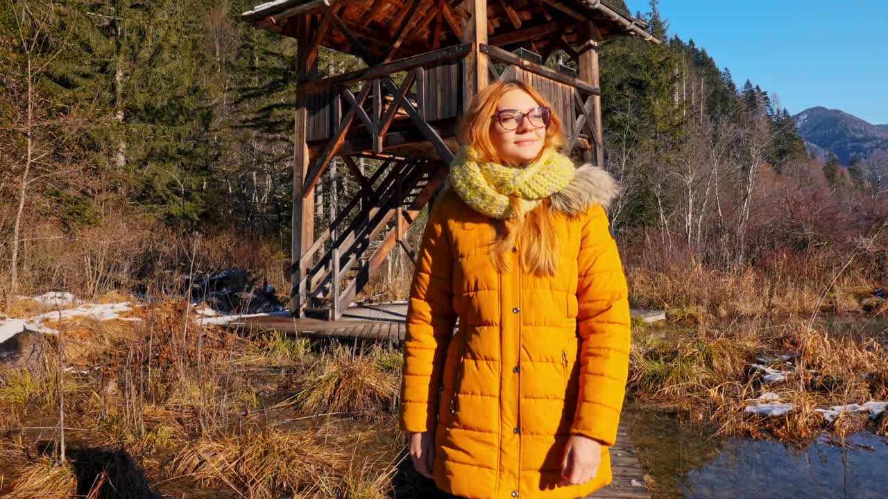 천연보호구역의 경로에서 카메라를 향해 는 젊은 백인 여성의 4k 비디오 - 슬로베니아의 zelenci