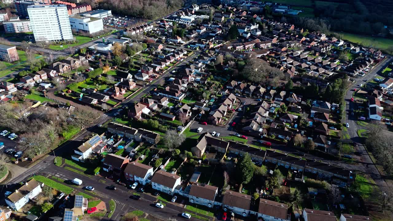 Luftaufnahme einer Landschaft mit einer Drohne über Sholing, einer Region in Southampton, England. Eine wunderschöne Vorstadt mit roten Häusern, Gärten, stark befahrenen Straßen mit Verkehr und Autos während eines wunderschönen Wintersonnenuntergangs