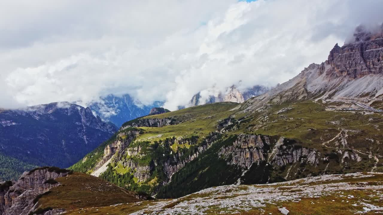 tomada avanzada de un avión no tripulado de la zona de tre cime di lavaredo durante el verano