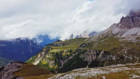 Toma-Frontal-De-Un-Dron-De-La-Zona-De-Tre-Cime-Di-Lavaredo-Durante-El-Verano