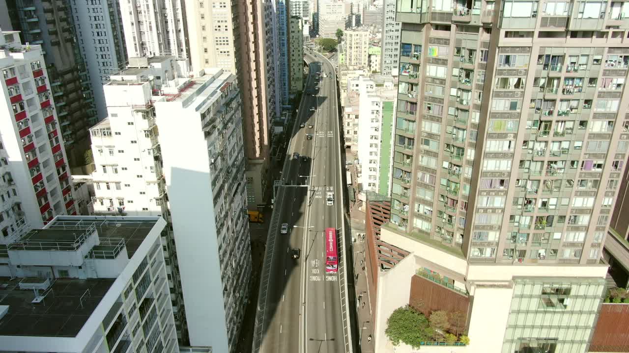 rascacielos del centro de la ciudad de hong kong y tráfico urbano, vista aérea