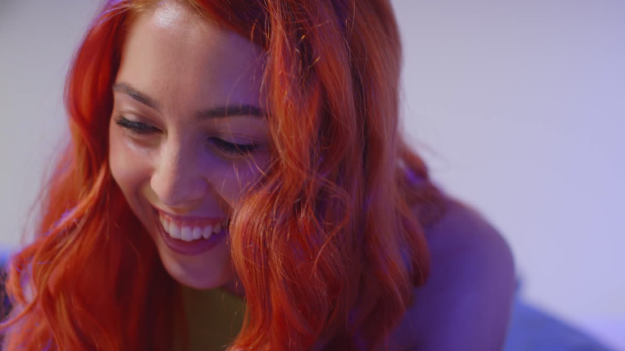 소파에 앉아서 소셜 미디어 포스트를 공유하는 젊은 gen z 친구들의 클로즈업 스튜디오