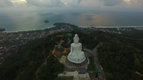 el gran buda en la cima de una colina en la isla de phuket