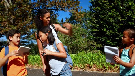 Mujer-Y-Niños-Disfrutando-En-El-Parque