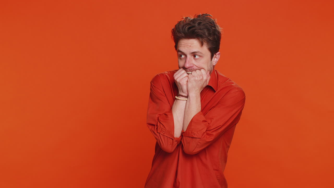 asustado temeroso deprimido hombre caucásico que sufre fobia trastorno de ansiedad expresa miedo estrés pánico