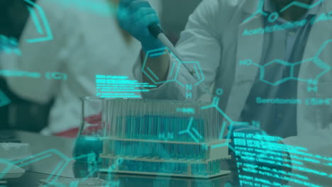 animación de procesamiento de datos con fórmula química sobre científica caucásica que trabaja en el laboratorio