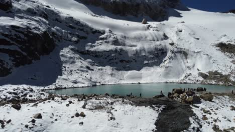 laguna de agua abierta en la ladera nevada de una montaña alpina, laguna charquini bol