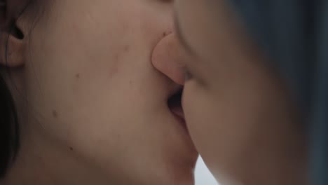Close-up-video-of-lesbian-couple-kissing-intimately