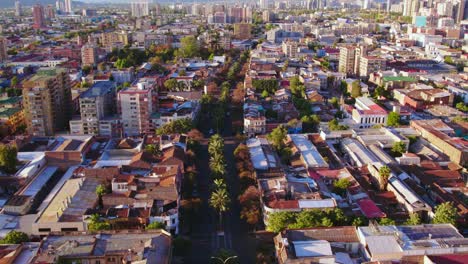 Luftaufnahme-Des-Brasilianischen-Viertels-In-Santiago,-Chile-Bei-Sonnenuntergang