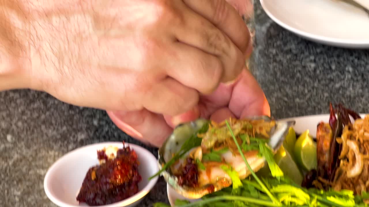 허브와 향신료로 오스트리를 준비하는 손