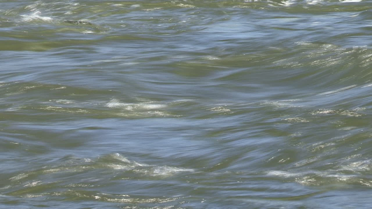 fuerte corriente de agua en el río