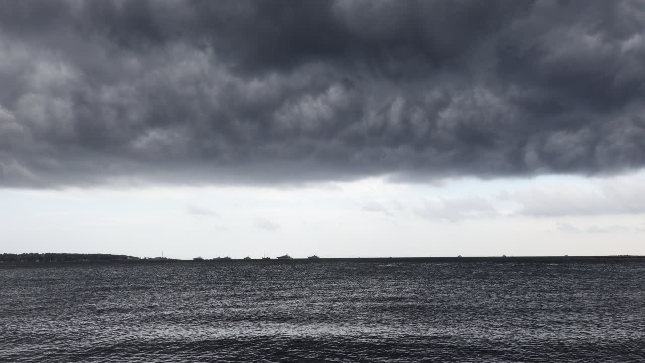 Vista del mare in una giornata nuvolosa e ventosa