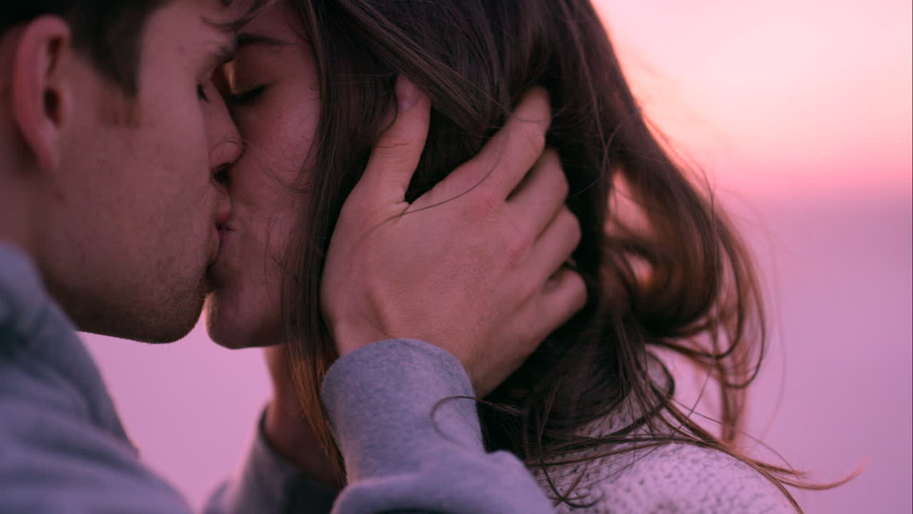 도난당한 키스는 가장 달 ⁇ 한 맛이 있습니다.