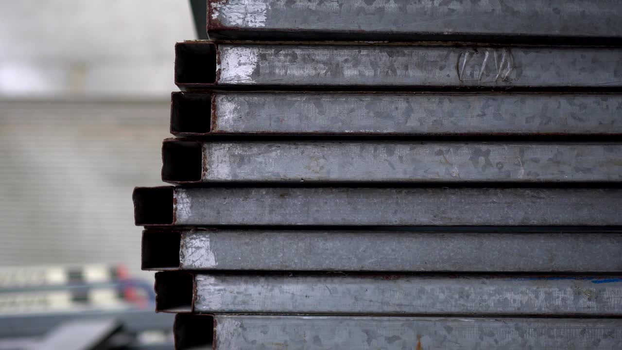 materiales metálicos bien apilados para la construcción en el sitio de construcción.
