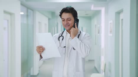 Feliz-Médico-Indio-Explicando-El-Informe-Médico-De-Guardia