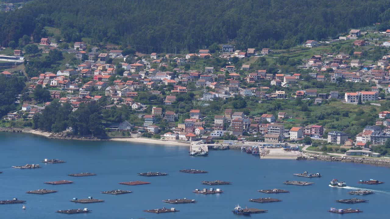 스페인 폰테베드라 (pontevedra) 의 모아나 만에 있는 모아나 (moaña) 의 경이로운 도시.