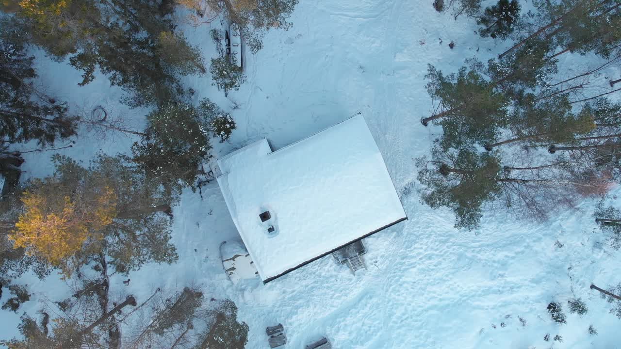 vista superior de la cabaña noruega con pinos en invierno en noruega