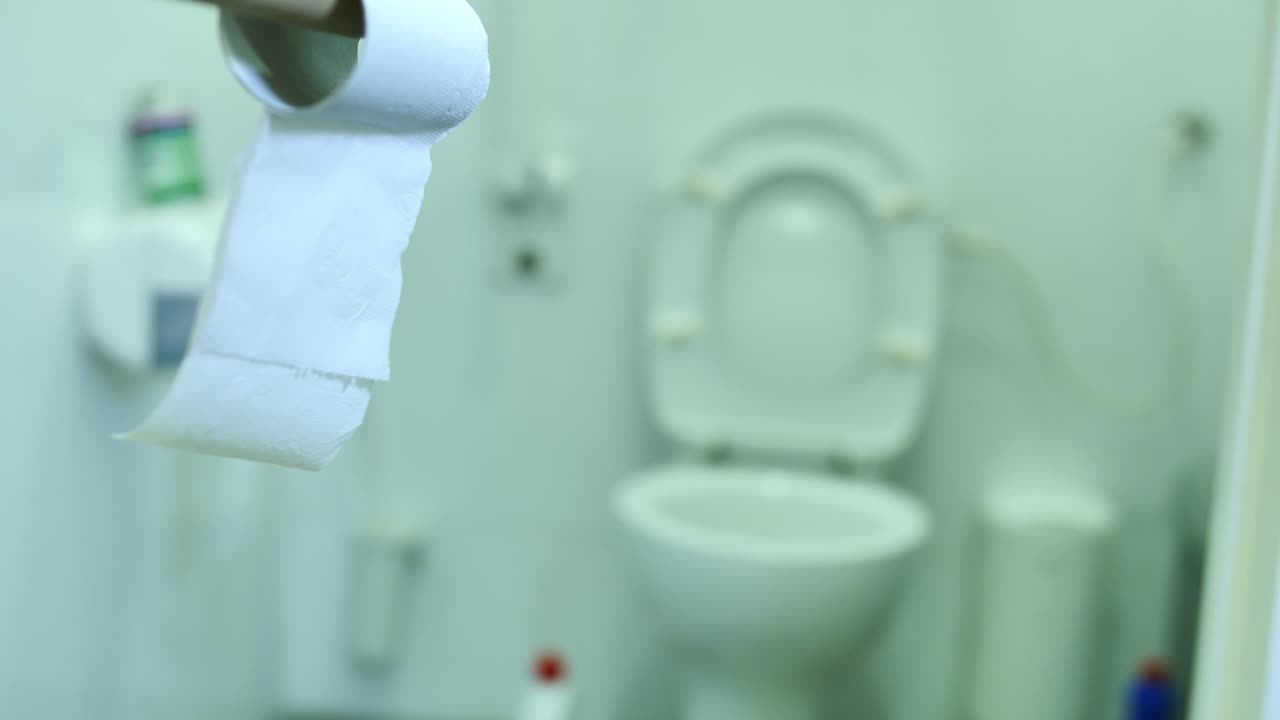 좌절한 남자는 화장지를 다 써버리고 엄지손가락을 아래로 내린다