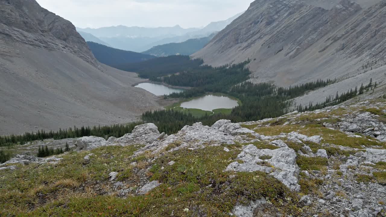 valle de montaña con estanque revelado