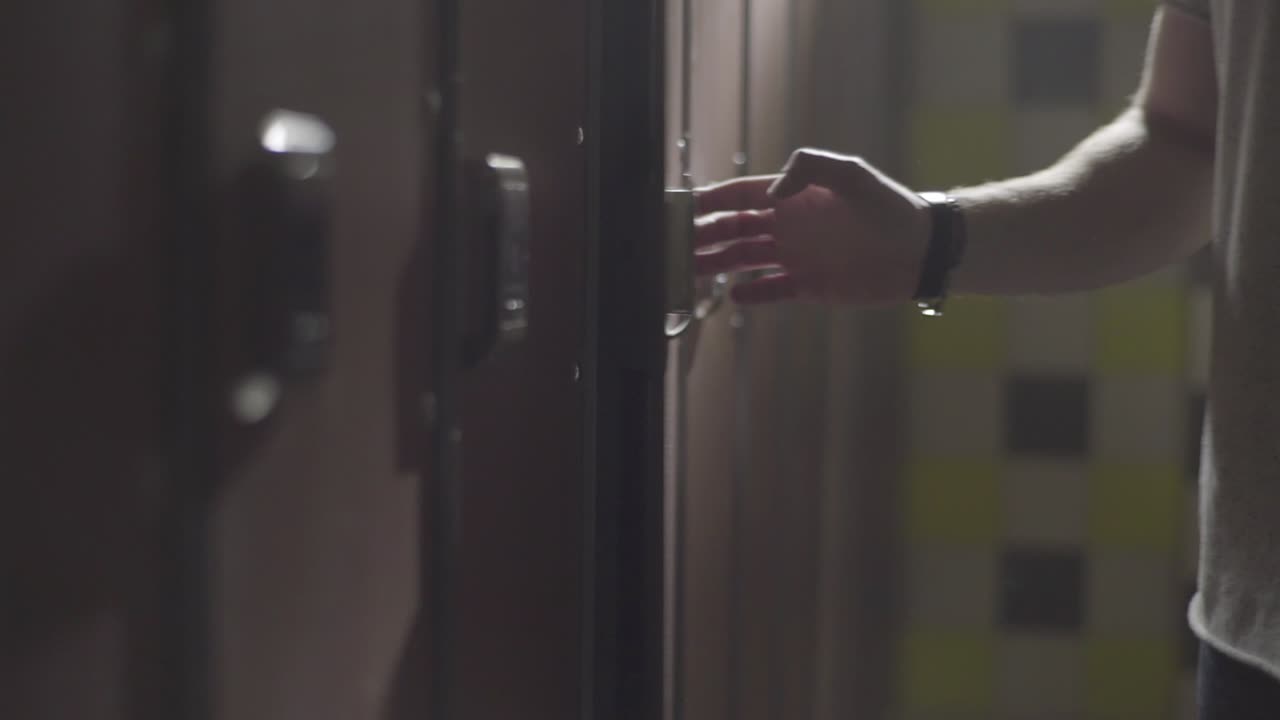 persona abriendo una puerta de casillero