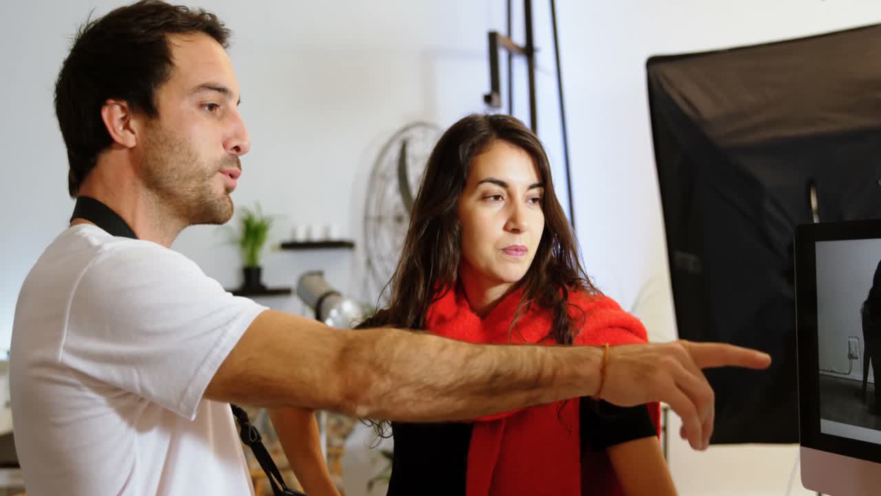 fotógrafo masculino y modelo discutiendo sobre fotos 4k