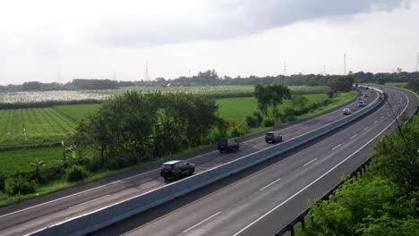 vista panorámica de la carretera de peaje de cipali cikampek palimanan, cirebon en el oeste de java, indonesia, asia.