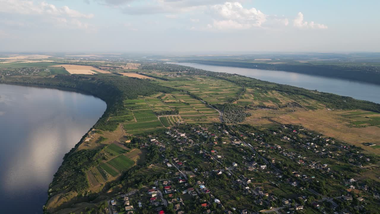 Viaje en dron: Toma de serenidad más allá de cielos azules, vista aérea del río Nitru y un auténtico pueblo moldavo