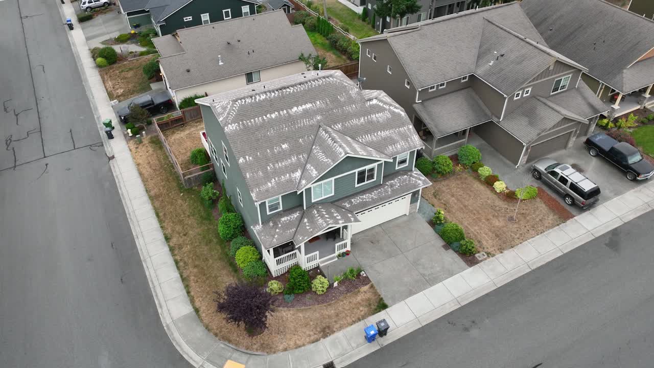 poder de prevención de musgo de zinc esparcido por la casa en una comunidad suburbana