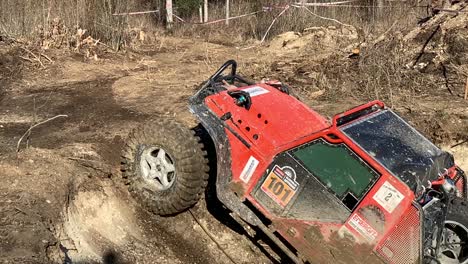 Primer-Plano-De-Un-Coche-4x4-Conduciendo-Cuesta-Arriba-A-Toda-Velocidad