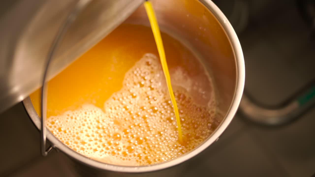 Versare il succo d'arancia fresco